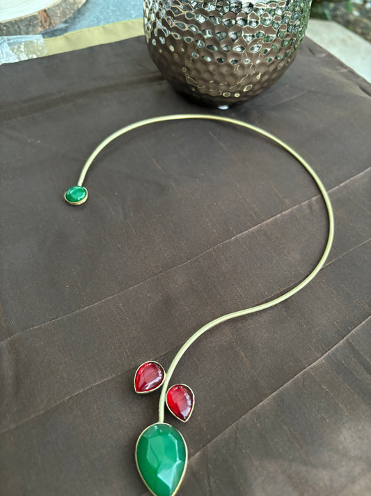 Messing-Halsketten - Messing-Draht-Collier-Halskette mit grünen und roten Kunststeinen (Pflanzenmotiv)