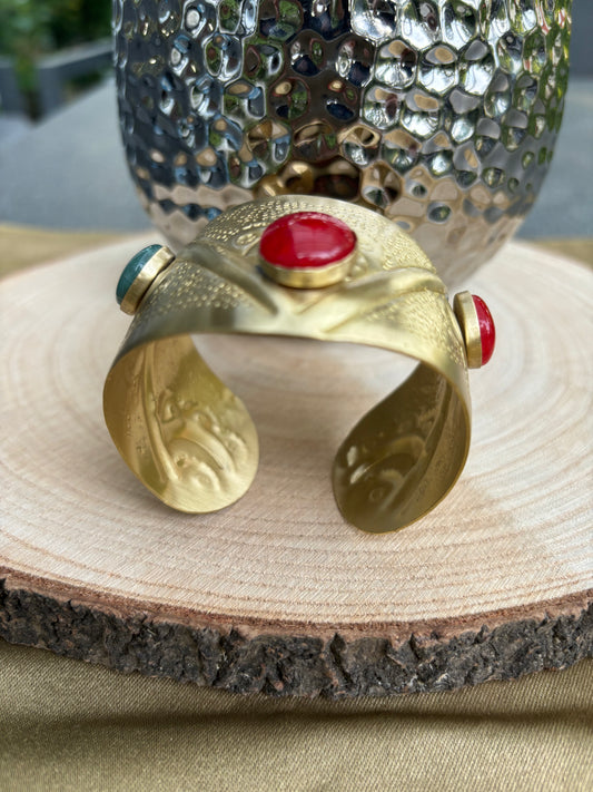 Messing-Armbänder - Breites goldfarbenes Armband mit grünen und roten Kunststeinen