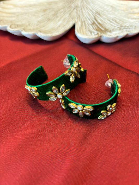 Seidenfaden-Ohrringe - Dunkelgrün  mit goldenen Kundan-Motiven