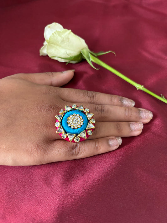 Ring - Handgefertigter Ring aus Seidenfaden mit goldenen Kundan-Motiven