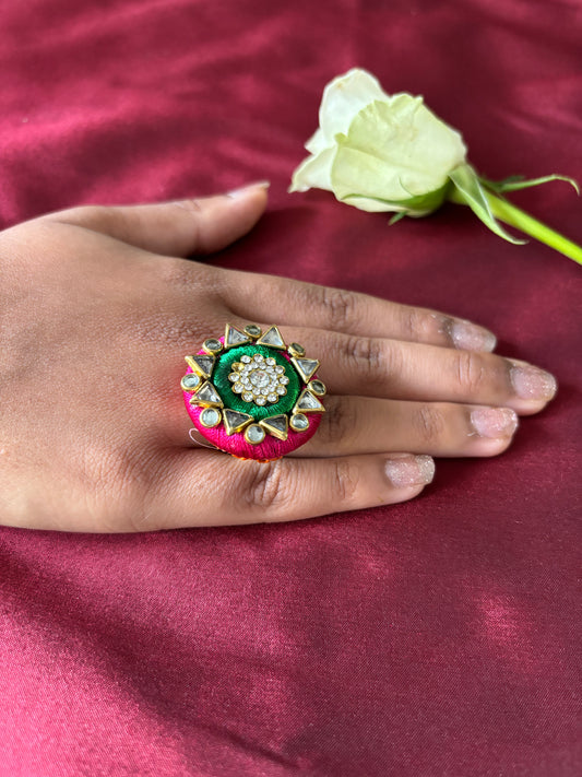 Ring - Handgefertigter Ring aus Seidenfaden mit goldenen Kundan-Motiven
