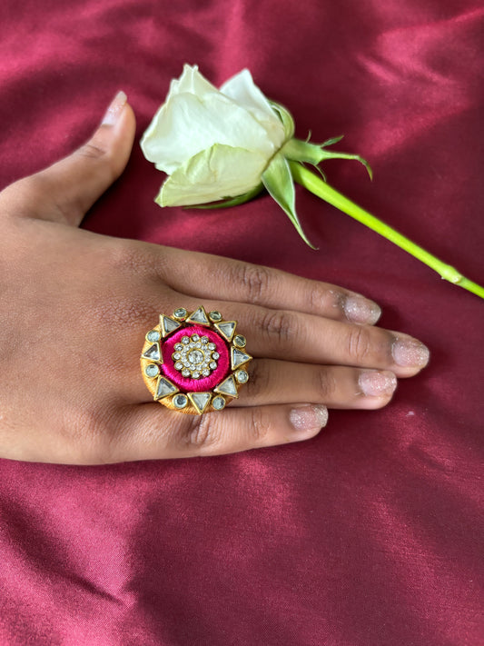 Ring - Handgefertigter Ring aus Seidenfaden mit goldenen Kundan-Motiven