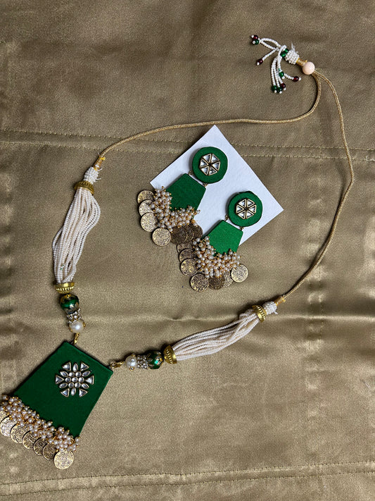 Ketten - Grüne Seidenhalskette mit Kunsthandwerk und Kunstperlen, passende Ohrringe