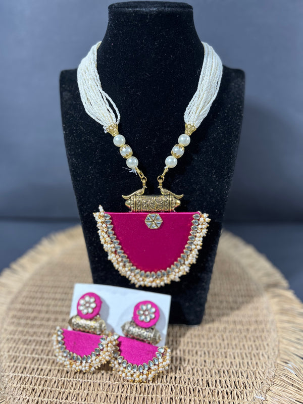Kette – Lange Halskette aus rosafarbenem Seidenstoff in ovaler Form, mit Kunstperlen