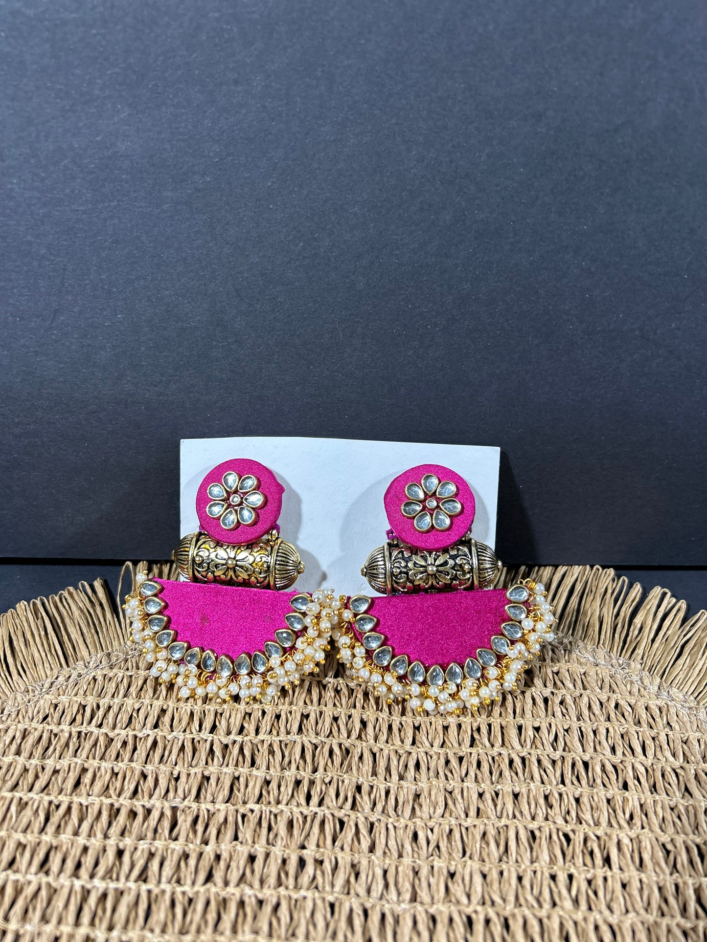 Kette – Lange Halskette aus rosafarbenem Seidenstoff in ovaler Form, mit Kunstperlen
