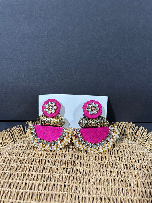 Kette – Lange Halskette aus rosafarbenem Seidenstoff in ovaler Form, mit Kunstperlen
