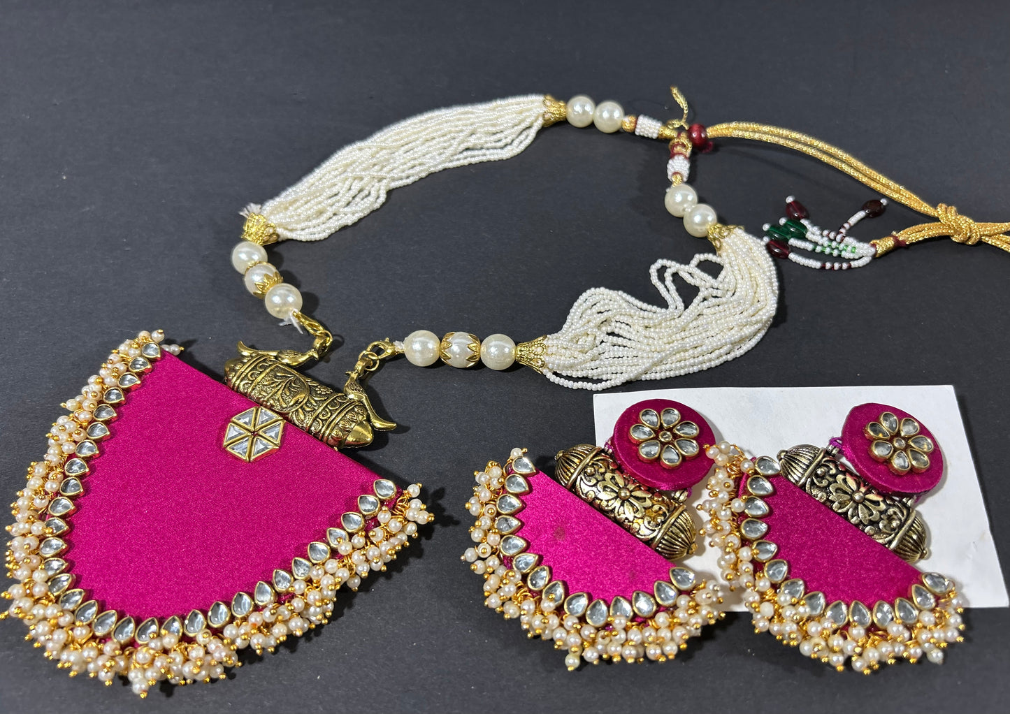 Kette – Lange Halskette aus rosafarbenem Seidenstoff in ovaler Form, mit Kunstperlen