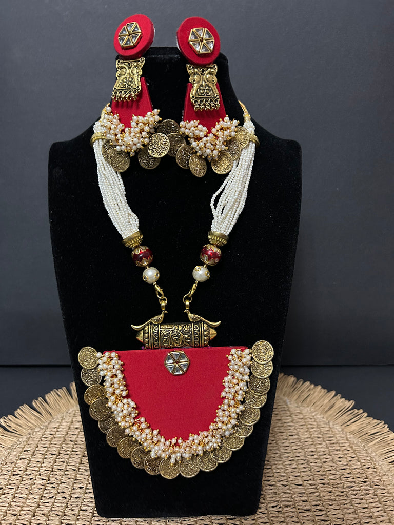 Kette – Lange Halskette aus rotfarbenem Seidenstoff in ovaler Form, mit Kunstperlen