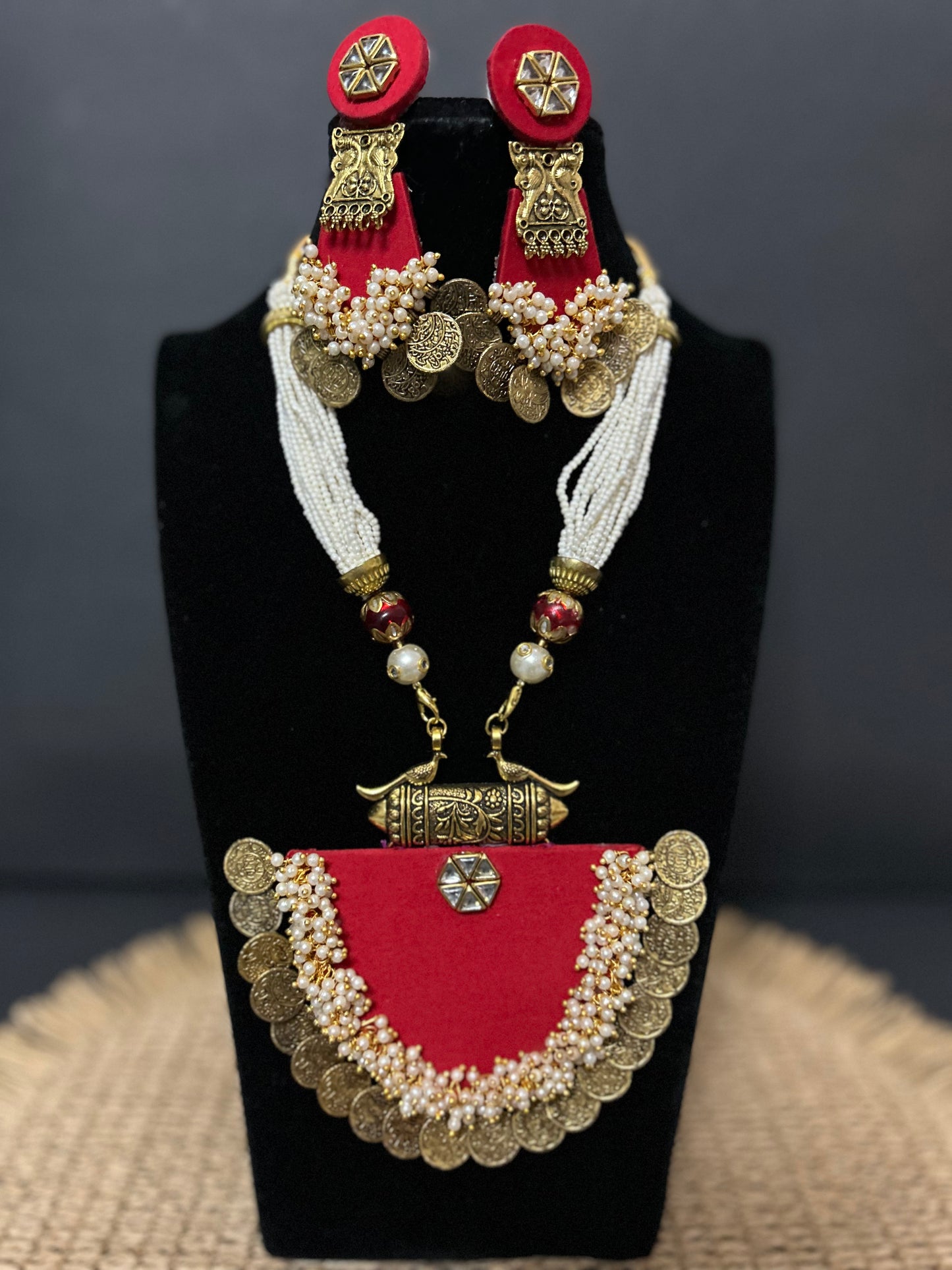Kette – Lange Halskette aus rotfarbenem Seidenstoff in ovaler Form, mit Kunstperlen
