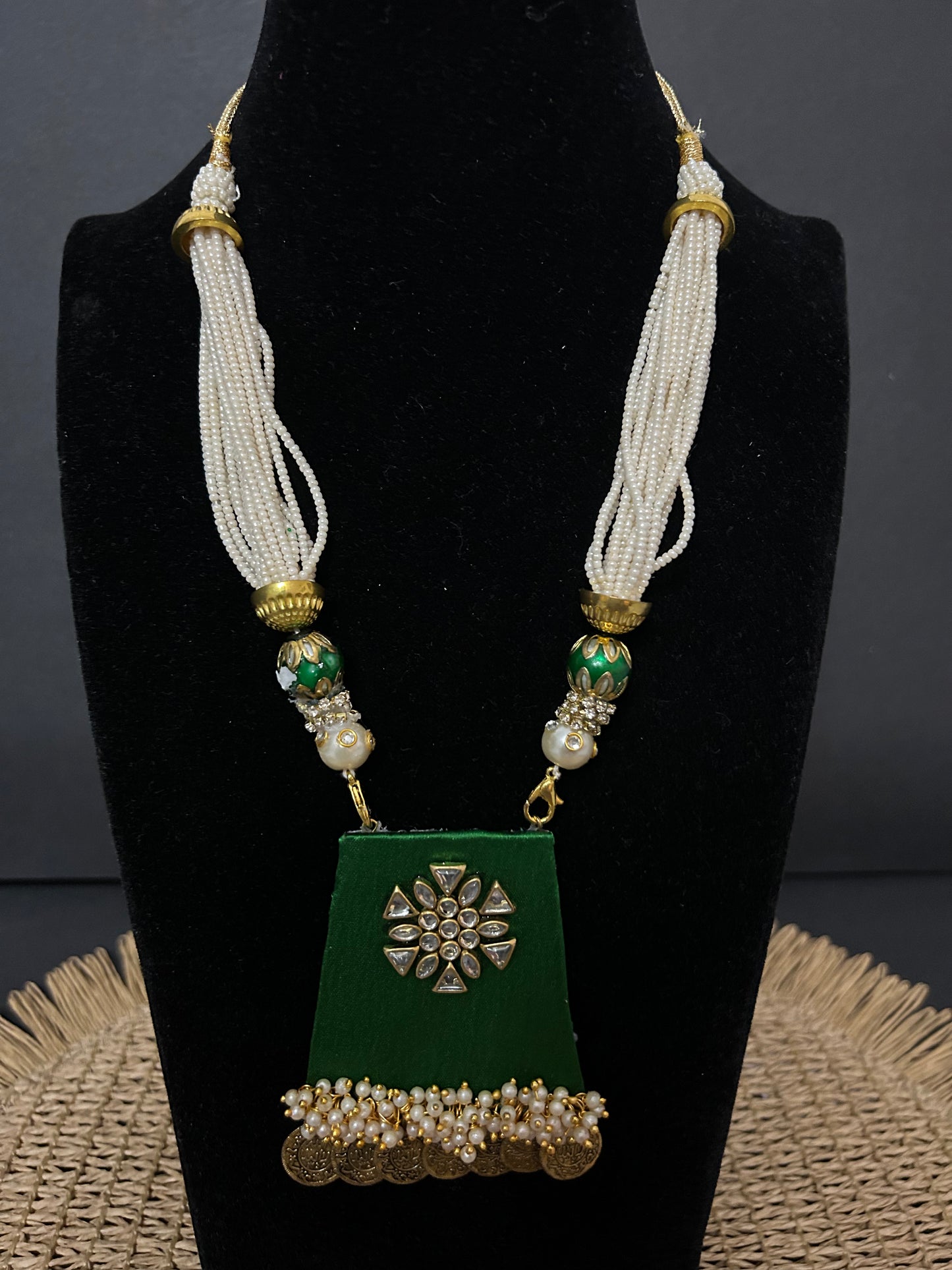 Kette - Lange Halskette aus grünem Seidenstoff in Vierseitenform, mit Kunstperlen