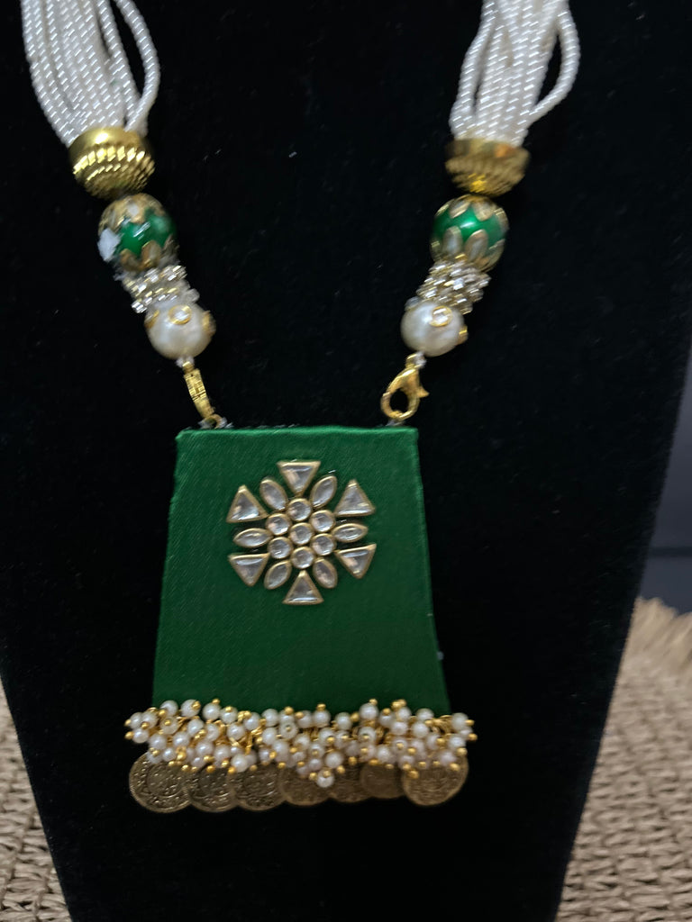 Kette - Lange Halskette aus grünem Seidenstoff in Vierseitenform, mit Kunstperlen