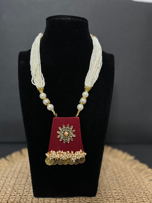 Kette - Lange Halskette aus Rot Seidenstoff in Vierseitenform, mit Kunstperlen