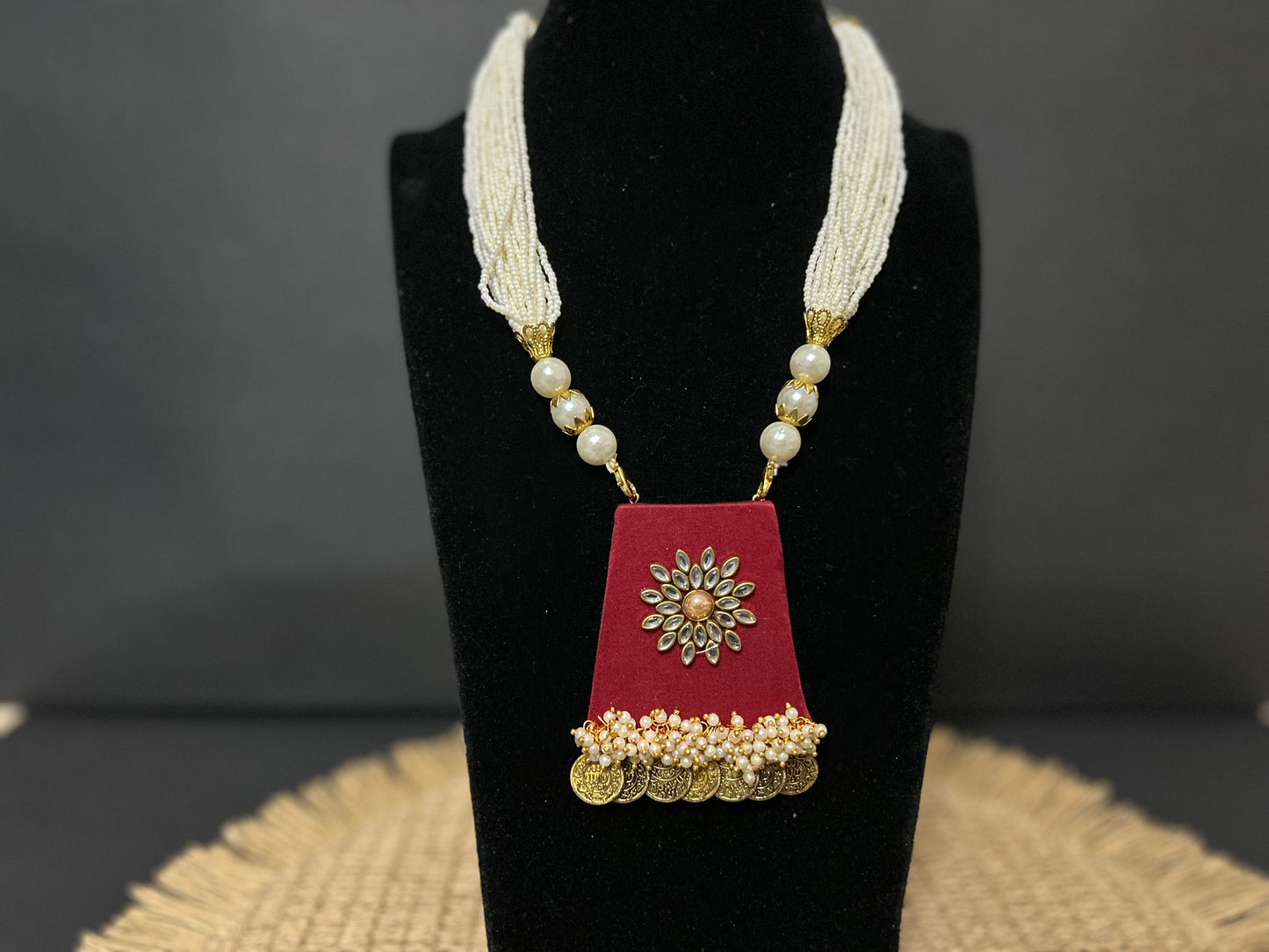 Kette - Lange Halskette aus Rot Seidenstoff in Vierseitenform, mit Kunstperlen