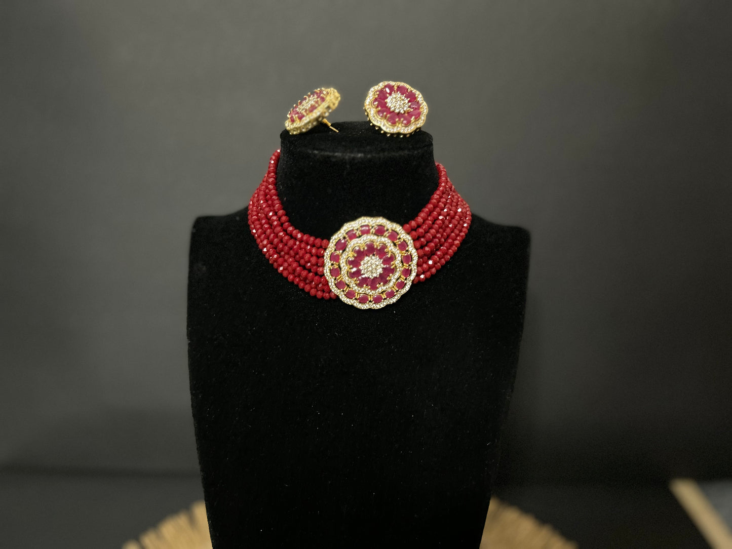 Ketten - Rot glänzende Perlen mit goldenem Anhänger