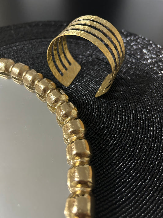 Messing-Armbänder - Breites goldfarbenes Armband mit drei parallelen Schliffen