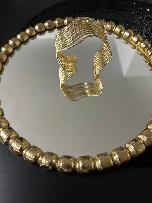 Messing-Armbänder - Breites goldfarbenes Armband mit dünnem wellenförmigem Spiralmuster