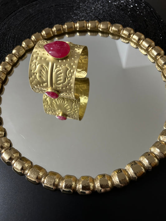 Messing-Armbänder - Breites goldfarbenes Armband mit rosa Kunststeinen