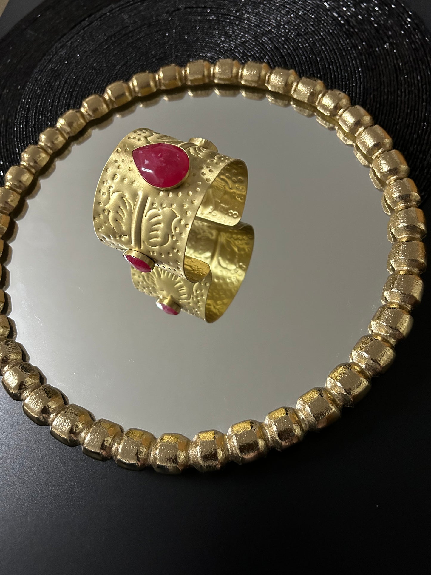 Messing-Armbänder - Breites goldfarbenes Armband mit rosa Kunststeinen