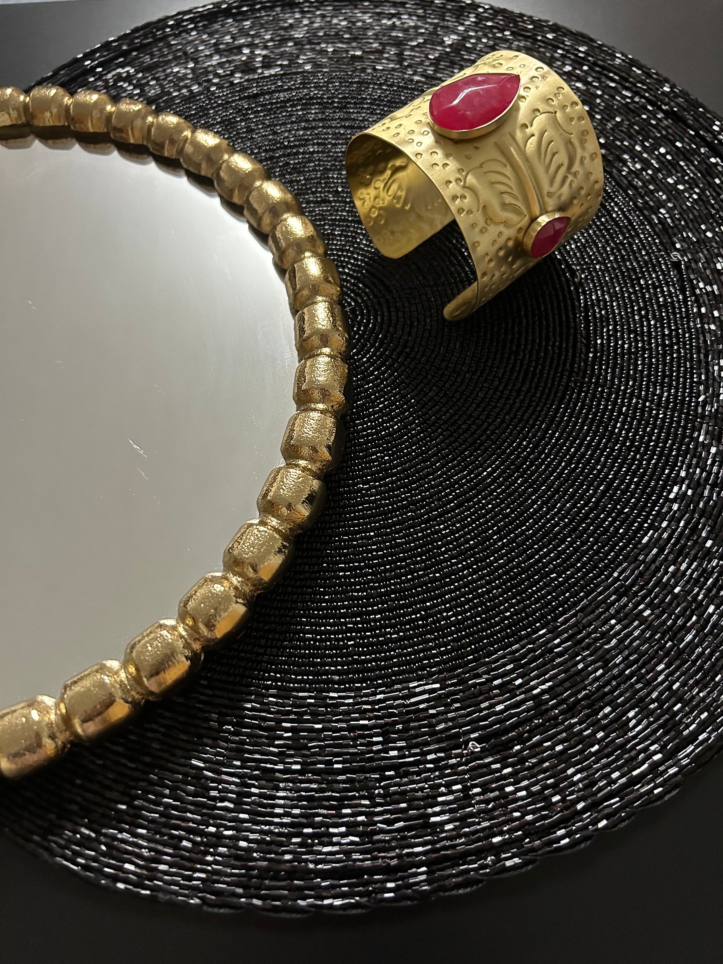 Messing-Armbänder - Breites goldfarbenes Armband mit rosa Kunststeinen
