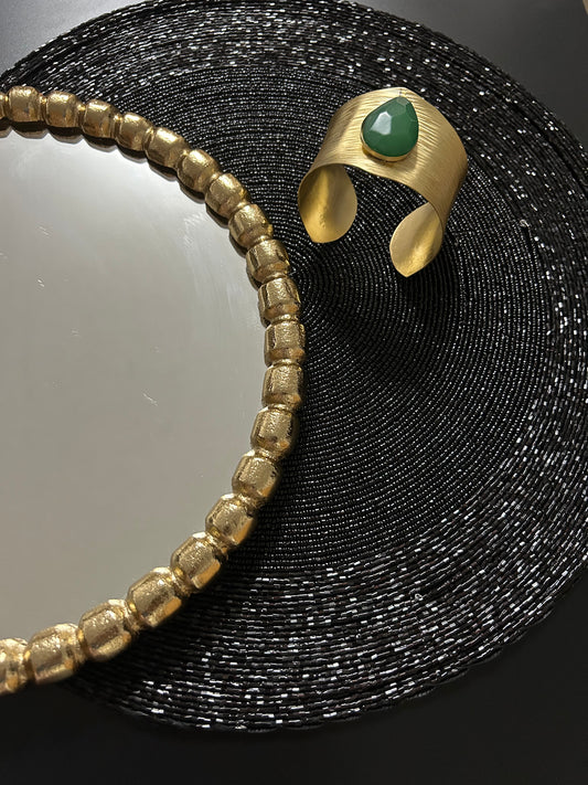 Messing-Armbänder - Breites goldfarbenes Armband mit grünem Kunststein