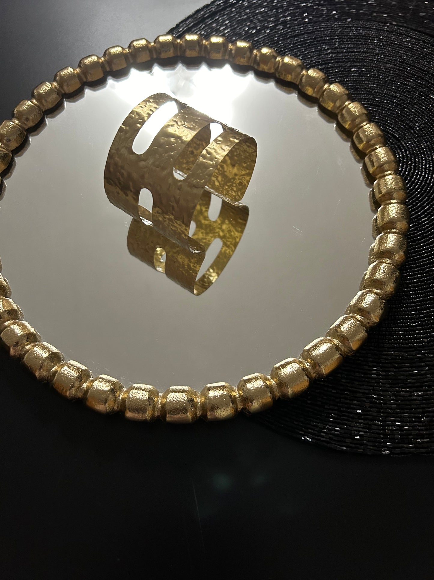Messing-Armbänder - Goldfarbenes Armband mit Schliff-Muster