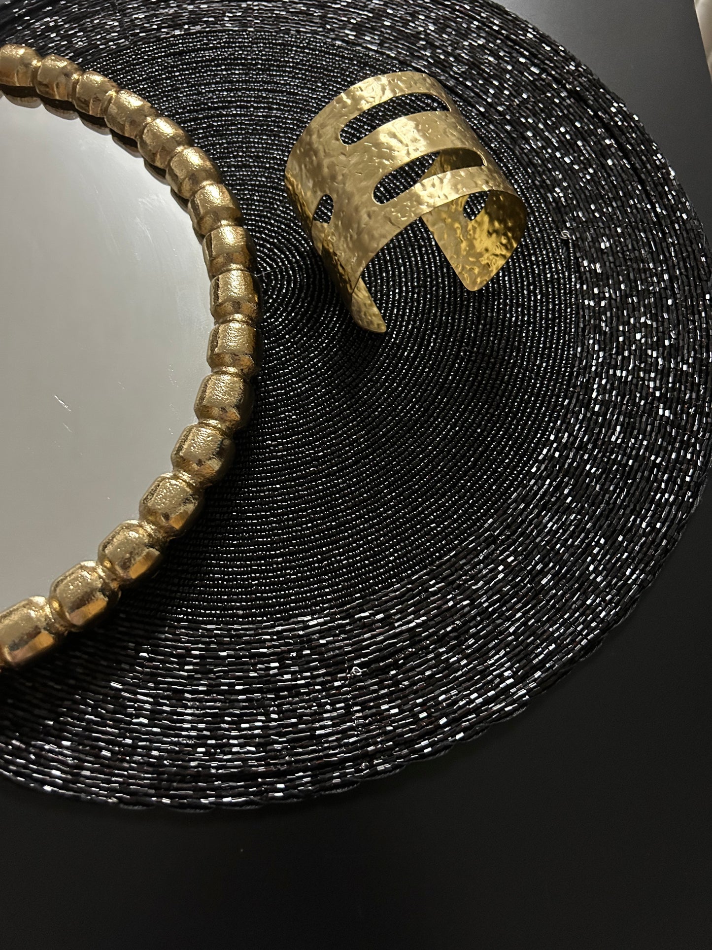 Messing-Armbänder - Goldfarbenes Armband mit Schliff-Muster