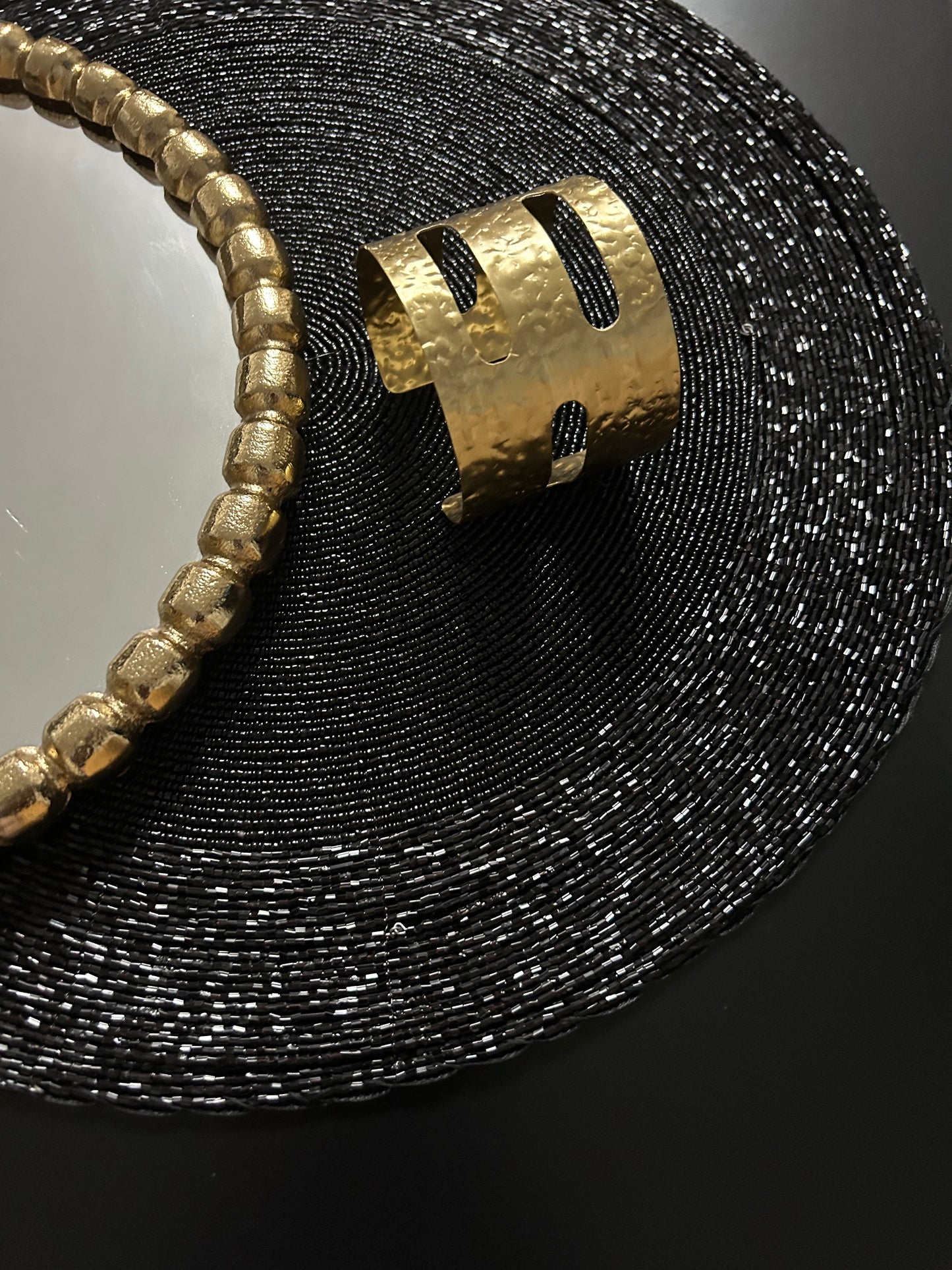Messing-Armbänder - Goldfarbenes Armband mit Schliff-Muster