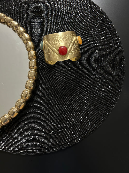 Messing-Armbänder - Breites goldfarbenes Armband mit grünen, roten und gelben Kunststeinen