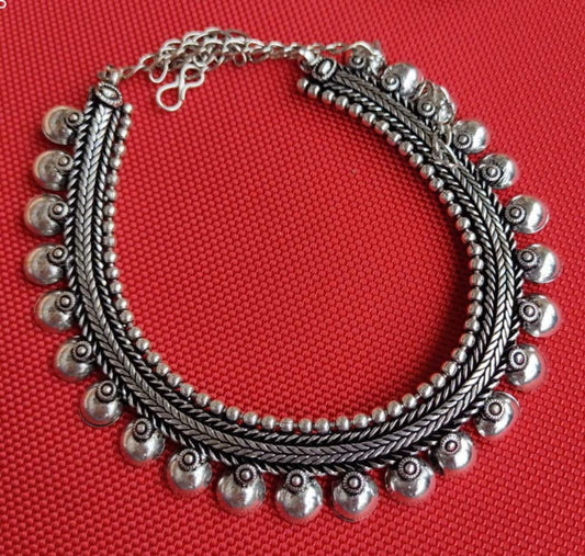 Ketten - Antique style choker with silver colour kolhapuri beads