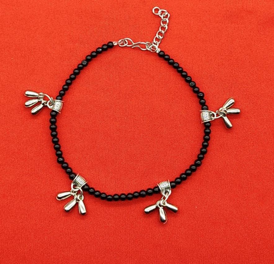 Armbänder - charmbracelet mit schwarzen Perlen im Faden