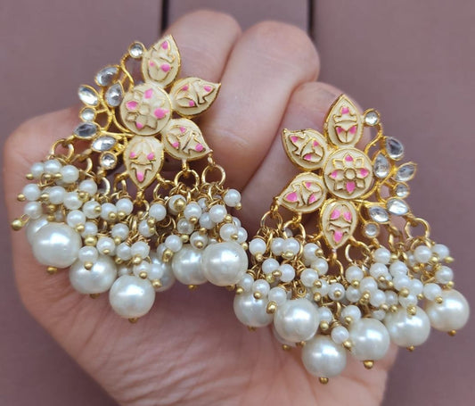 Ohrringe - Enamelled stud earring, flower pattern with beads - white