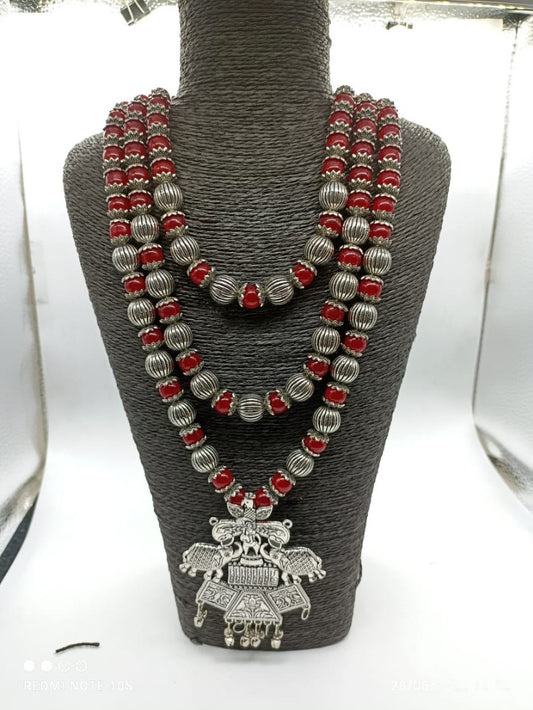 Ketten - 3-lagige lange Halskette mit roten Perlen