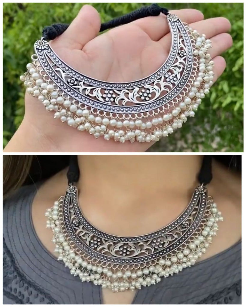 Ketten - Oxidized Choker mit Weiß Kunstperlen - Fadenabschluss