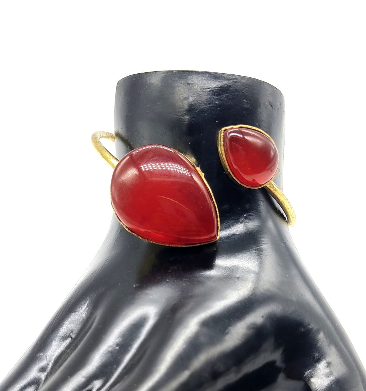 Messing-Armbänder - Armband mit zwei roten Kunststeinen, verstellbar