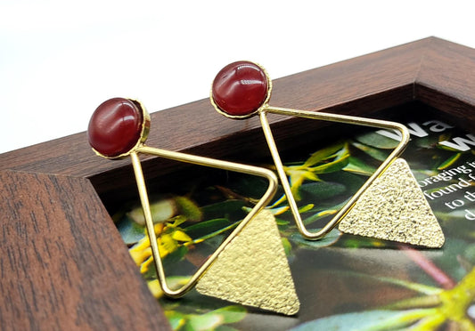 Messing-Ohrringe - Goldfarbene, dreieckige Ohrhänger mit kirschfarbenem Kunststein