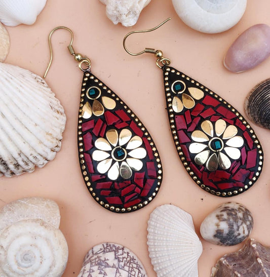 Tribal-Ohrringe - Tropfenanhänger mit roten und goldenen Blumenmustern
