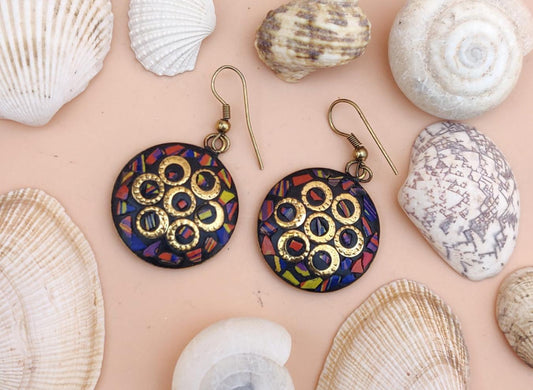 Tribal-Ohrringe - Mehrfarbige runde Ohrhänger mit goldenem Punktedesign