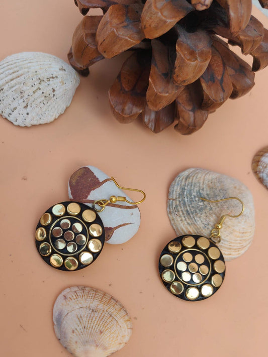 Tribal-Ohrringe - Runde Ohrhänger mit goldenem Punktedesign