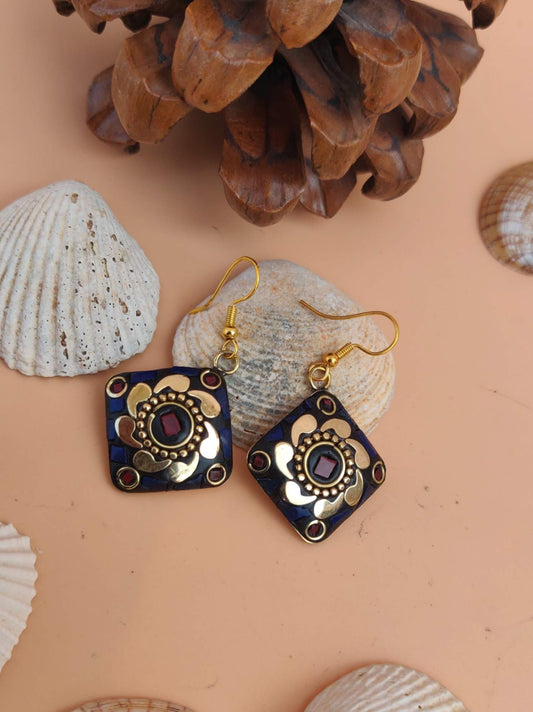 Tribal-Ohrringe - Quadratische Ohrhänger mit goldenem Blumenmuster und roten und blauen Verzierungen