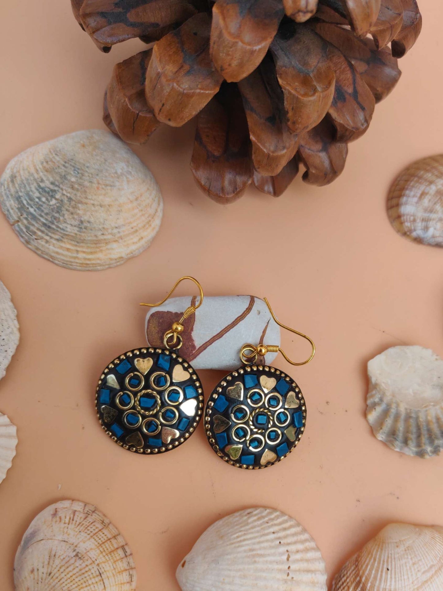 Tribal-Ohrringe - Runde Ohrhänger mit aufwändigem blau-goldenem Mandala-Design