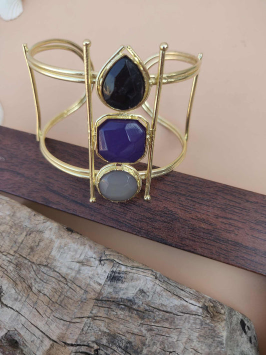 Messing-Armbänder - Breites Armband mit schwarzen, violetten und grauen Kunststeinen