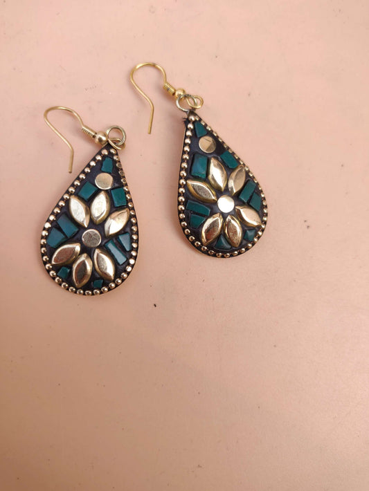 Tribal-Ohrringe - Tropfenohrringe mit goldener Blume