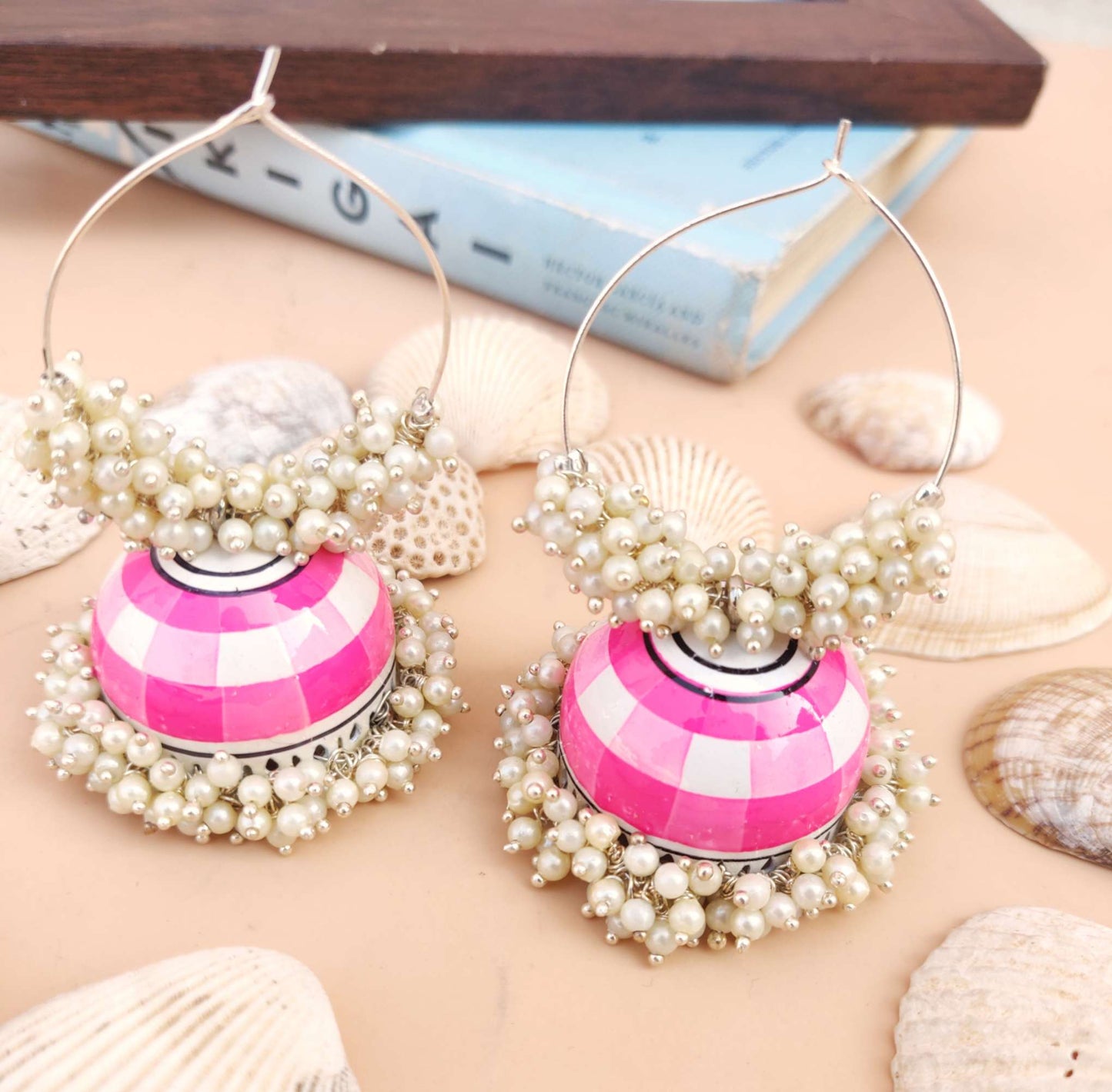 Emaillierte Jhumkis - runde Ohrhänger mit rosa und weißem Karomuster und Kunstperlen