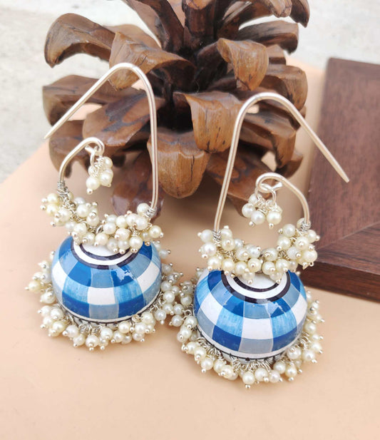 Emaillierte Jhumkis - runde Ohrhänger mit blau-weißem Schachbrettmuster und Kunstperlen