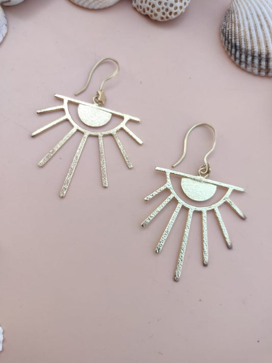 Sun-shaped earrings with seven rays