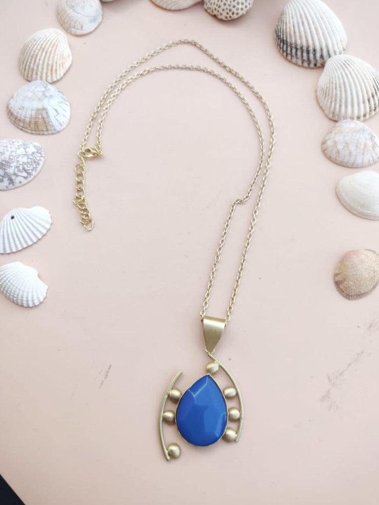 Halsketten aus Messing - Goldfarbene Halskette mit blauem Kunststein und Muster