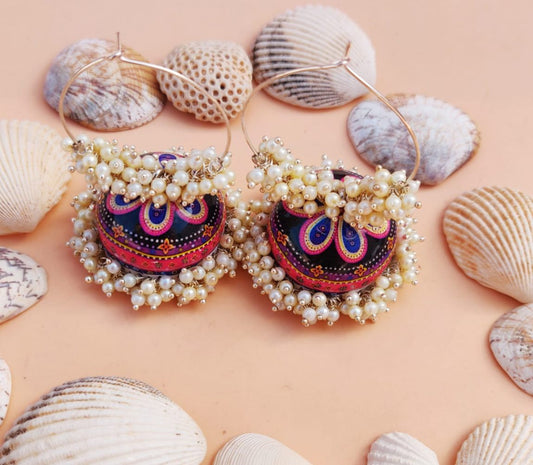 Emaillierte Jhumkis - Runde lila, geschlungene Ohrhänger mit rosa Mandala-Muster und Kunstperlen
