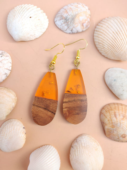 Resin und wood dangler earrings in tear drop shape, orange colour