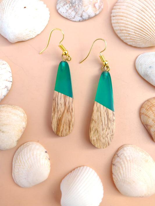Resin und wood dangler earrings in tear drop shape, green colour