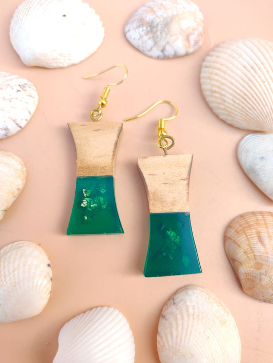 Resin and wood earring in curvy shape